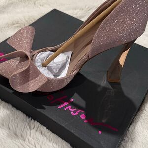 Betsy Johnson Noble, champagne, stunning bow, detailed heels, size 7
